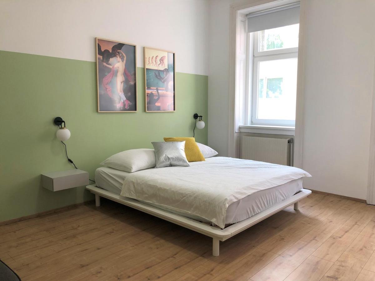 Large - Great For Groups - With Balcony Or Terrace Apartment