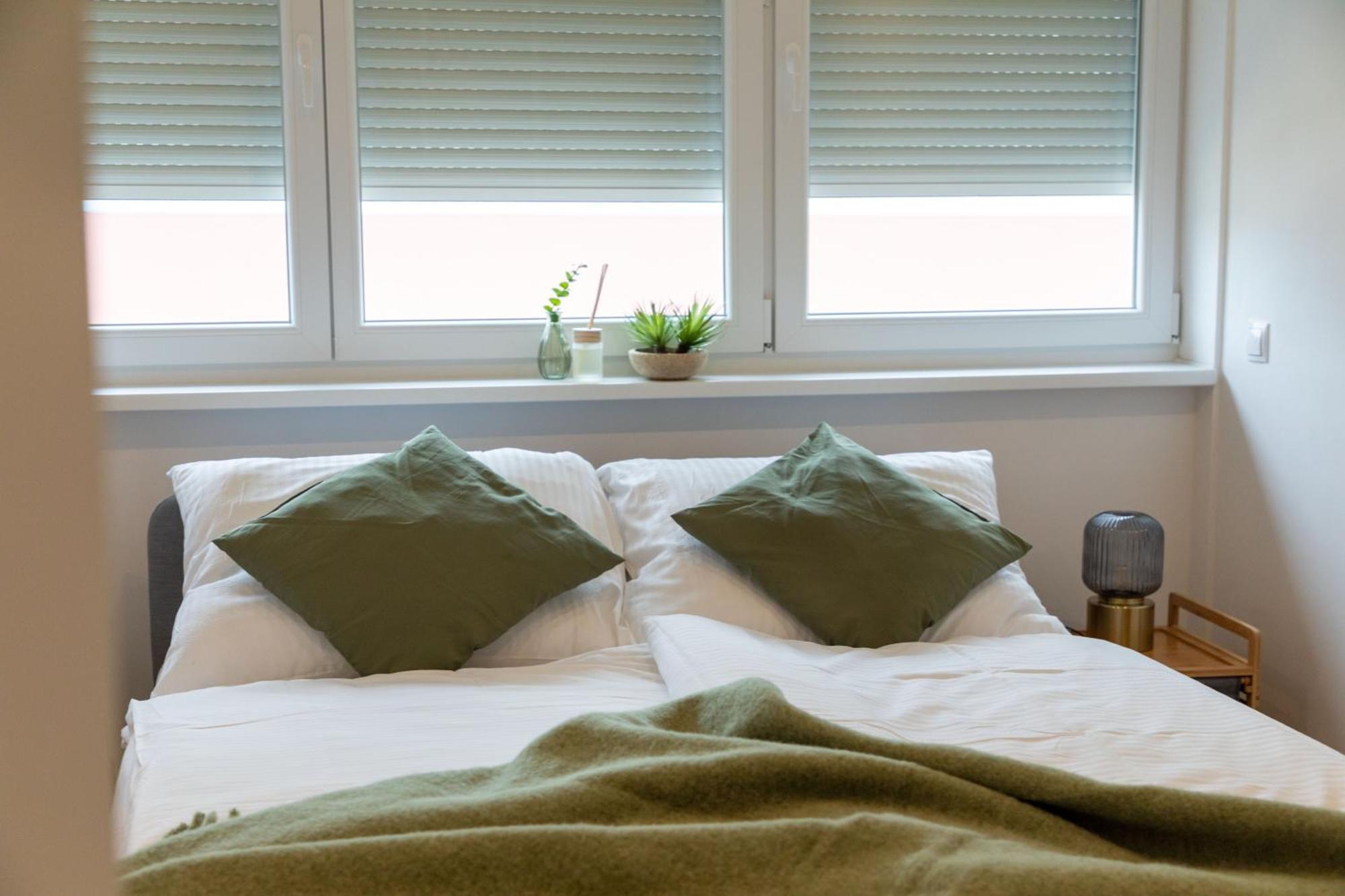 Large - Great For Groups - With Balcony Or Terrace Apartment *